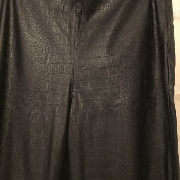 Vince Camuto Croc embossed faux Leather pants NWOT - Picture 2 of 3